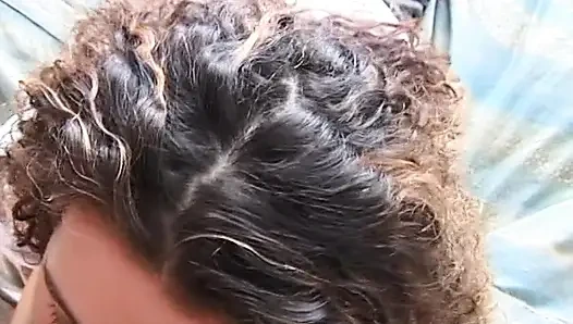 Amatör kamera önünde deliğiyle oynuyor