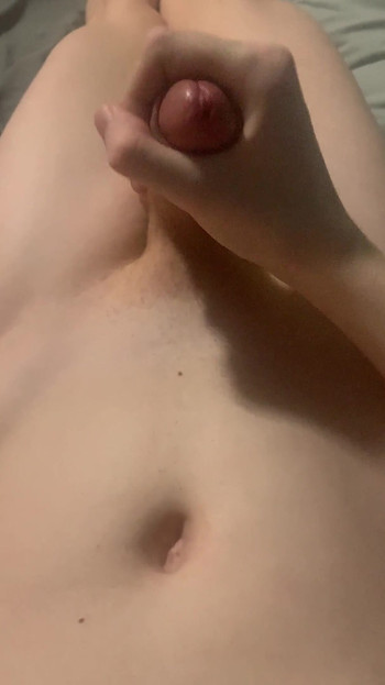 Crvenokosa femboy tinejdžerka svršava jako nakon što je cijeli dan bila na rubu