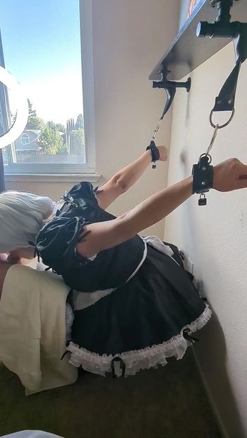 弱虫メイドは服を着せられ、手錠をかけられ、ロックされ、人形に乗ります