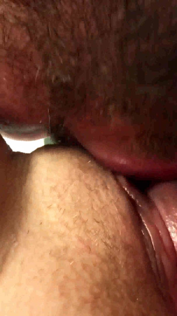 רגע מרהיב מתוך "נקה את הכוס שלי אחרי שהשתנתי. אכילת כוס. כוס אורגזמי מקרוב".