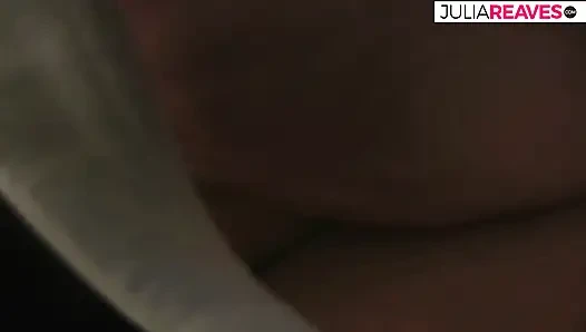 Tante hot ini lagi asik ngocok kontol sampai muncrat