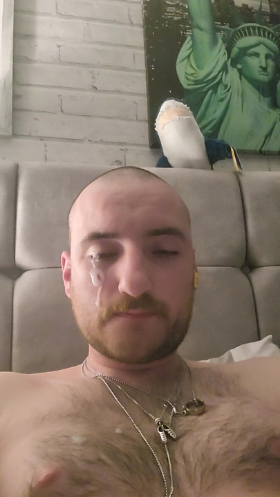 Horny Scotsman gives himself facial!!