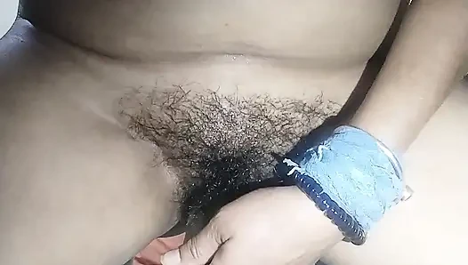 Bhabhi nay chut may khira ko dalkar chut ka pani nikala