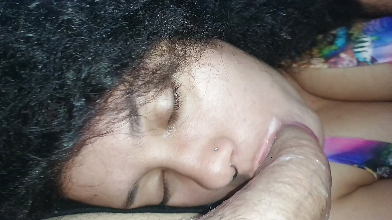 Ek laalchi, pyasi randi ke munh men 2 eksatrim krimpaee