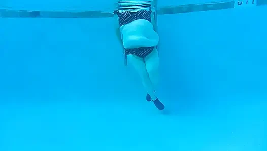 Смотри, как толстушка медсестра Вики занимается упражнениями в бассейне с подводной камерой увидеть мое