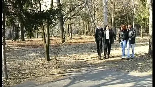 Alman kapılarının arkasında özenle sikiliyor