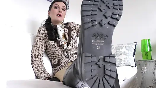 Şimdi de tabanlarımı yalaacaksın, başörtüsü sürtüğü! Lady Victoria Valente