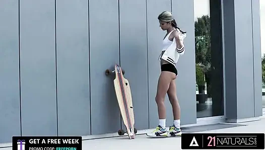 21 naturals - gina si gadis skater mungil pantatnya dientot kontol besar di luar ruangan