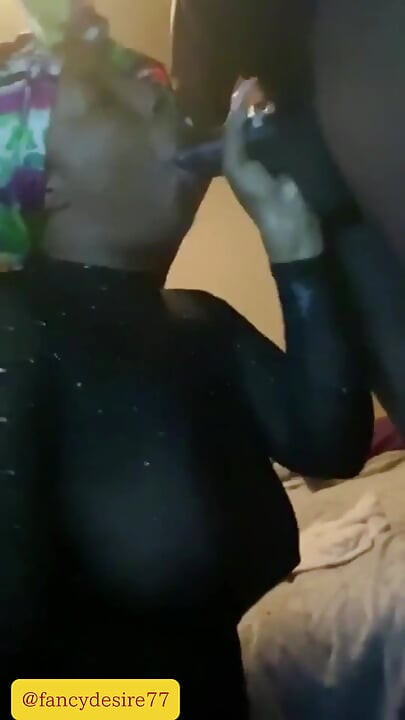 Mi padrastro se mudó con nosotros y nos divertimos un poco por la noche