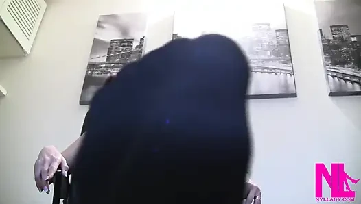 Siyah külotlu çorapla parmakla işaret ediyor