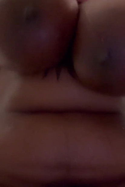 Awek montel eboni bertetek besar di bilik mandi