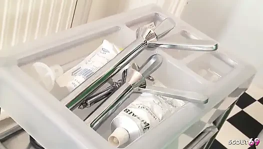 Orta yaşlı seksi kadın yoha bir doktor tarafından amını pompalatıyor ve sert anal sikiliyor