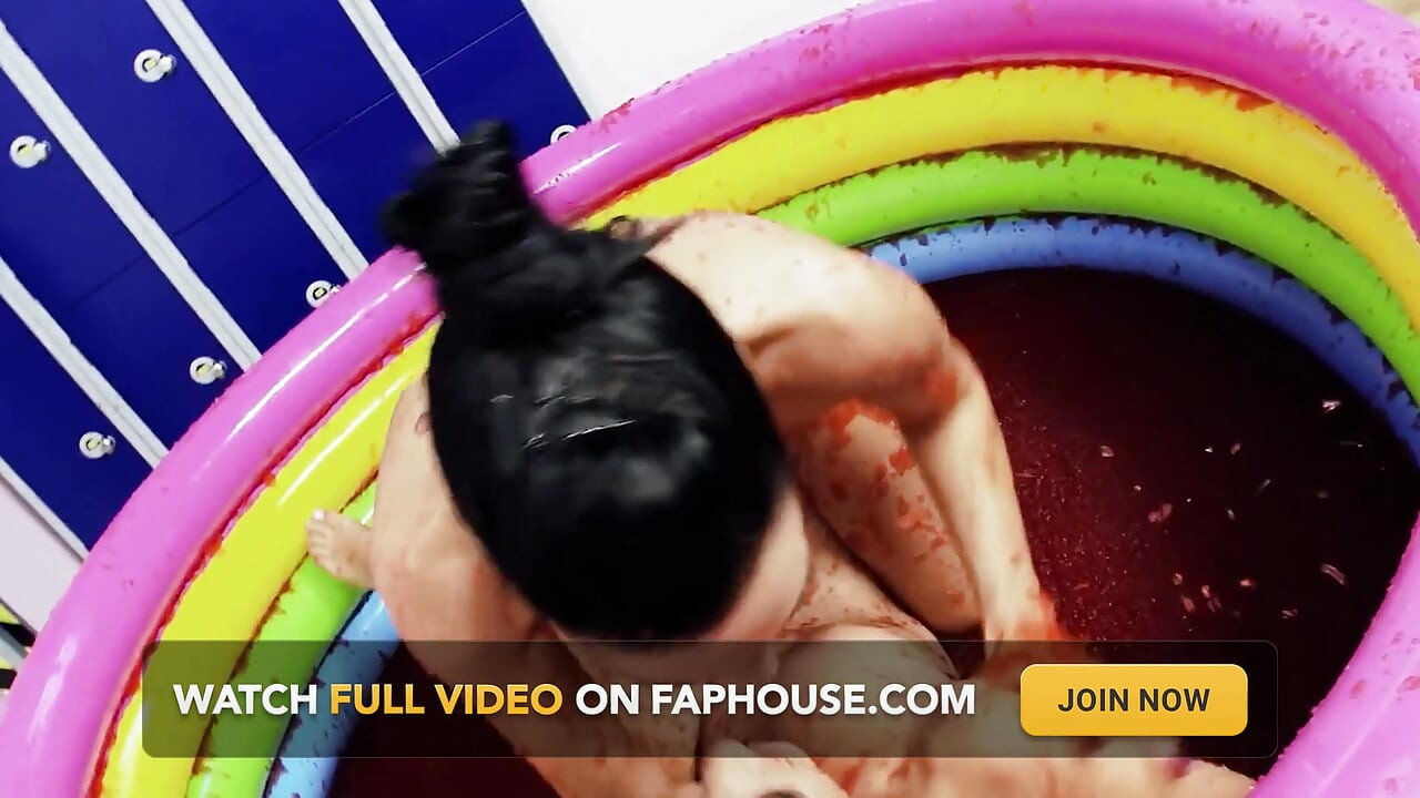 Lesb Pool_scene_4_busty lesbian rambut cokelat dan semok lagi asik nikmatin tubuh mereka di kolam jelita