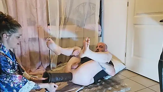 Çok sıcak bir Fransız çifti ve kocaman bir dildo ile