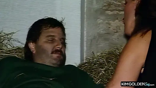 Heisser Dreier in der Scheune mit geiler Bruenetten