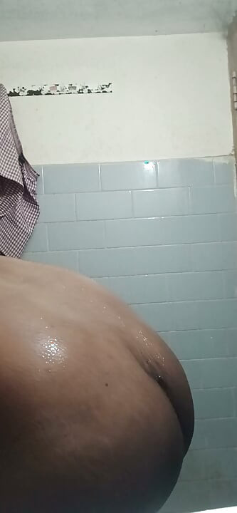 Къпане и шоу с дупе