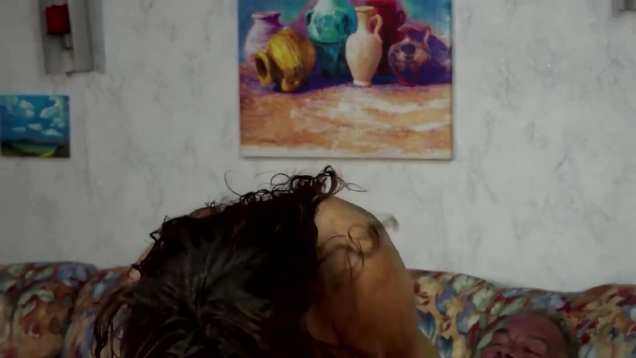 אישה חמה חודרת כפול על ספת אורגיה