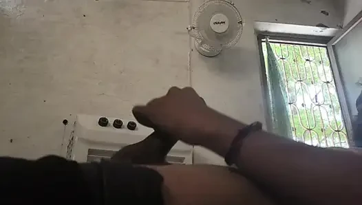 Hintli genç oğlan büyük yarakla mastürbasyon yapıyor ve boşaltıyor