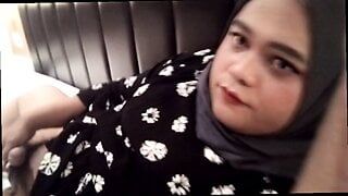 Возбужденный кроссдрессер в хиджабе, полное видео