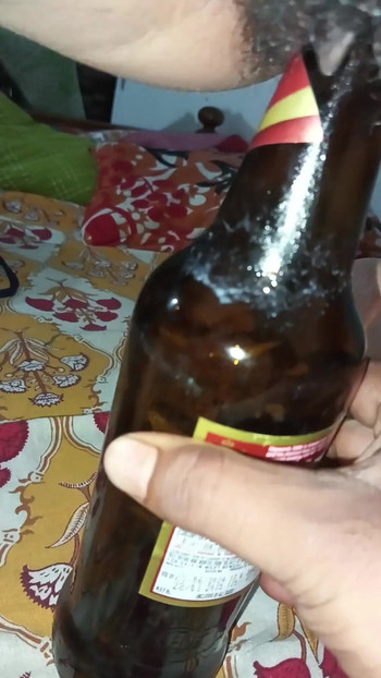 "벵골 소녀가 보지에 맥주 병을 가져가는" 순간 꼭 봐야 할 순간