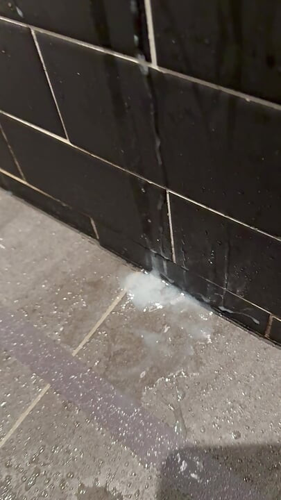 Souffler une belle grosse éjac sur le mur, regardez-le glisser vers le bas !