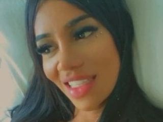 Une latina sexy à grosse bite se fait sucer