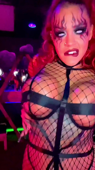 セクシーサキュバス・ポールダンス