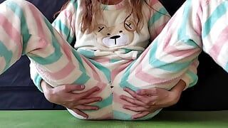 Flaca adolescente en pijama masturbarse tetas pequeñas y coño cachondo y gran orgasmo