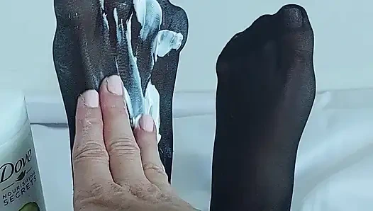 ЧЕРНЫЕ КОЛГОТКИ С БОЛЬШИМ КОЛИЧЕСТВОМ КОСМЕТИКИ