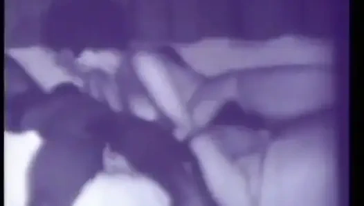 Винтажный тройничок с возбужденной черно-белой милфой и страпонным дилдо (Без звука, но музыка)