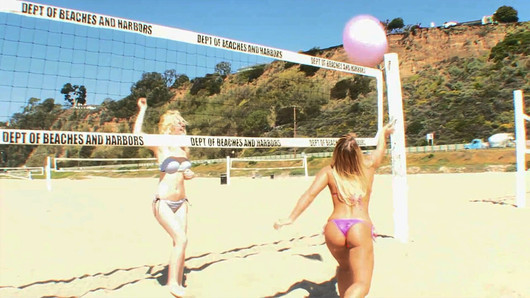 Las chicas de voleibol de playa se vuelven locas y sexys por lamer el coño cuando se trata de su placer para el orgasmo