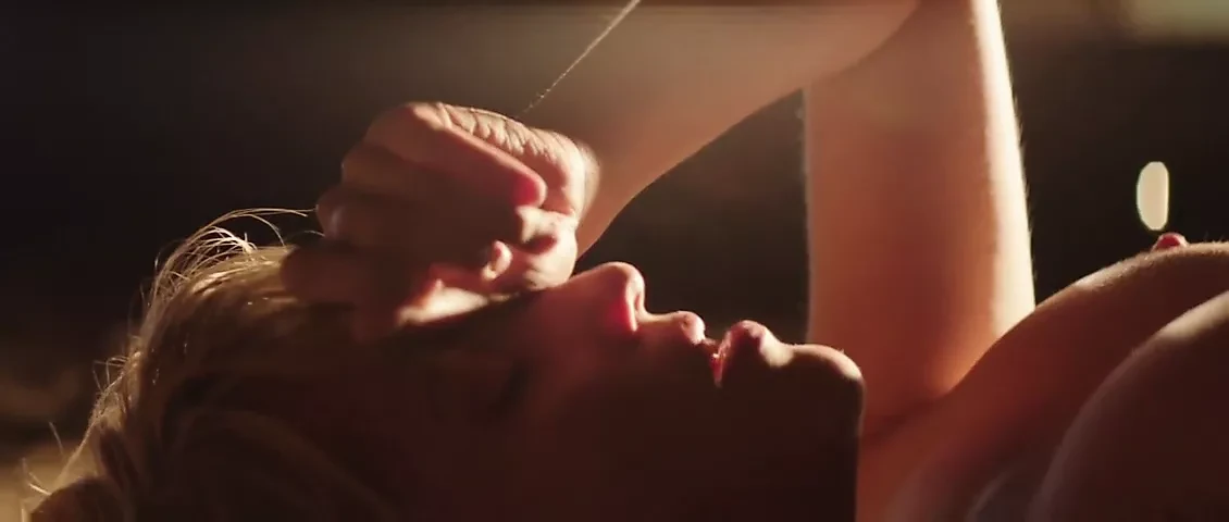 ダイアナ・アグロンの裸のセックスシーン（縮小音楽）