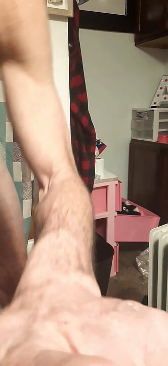 Crossdresser Michelle pronašao par gaćica kako leže na podu praonice rublja, reklama