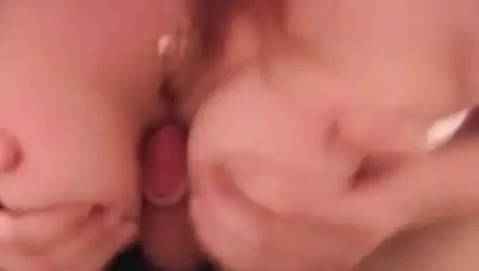 Düzgün vücutlu kötü kız ateşli göğüslerini sikiyor