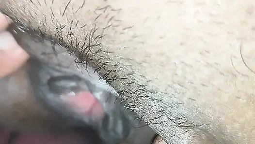 Dia menjilat vagina pacarnya dan memakan krimnya dan menidurinya duduk di kursi.