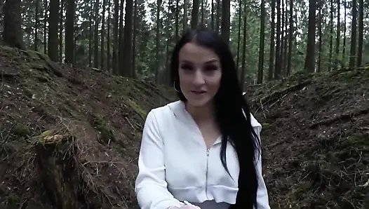 О боже! Похотливый голый пользователь трахается в лесу!