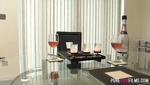 Возбужденная крошка на высоких каблуках трахается как чемпион