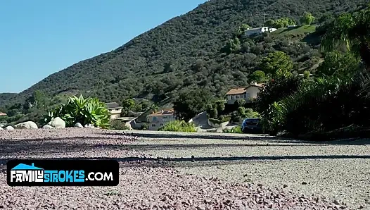 Ayah tiri dan pacarnya menjemput penumpang avery wilds untuk spitroast di pinggir jalan