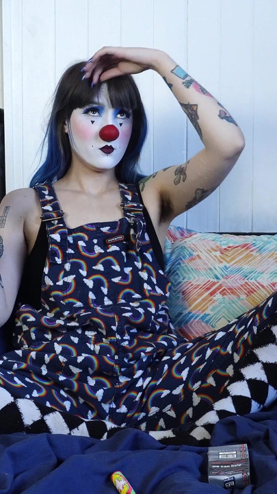Harige clown rookt