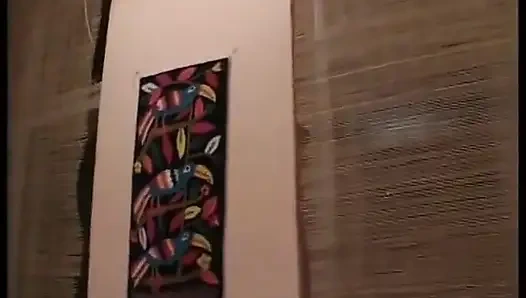 Cewek sange rambut pirang lagi asik ngentot memeknya yang ditindik pakai dildo ukuran raksasa