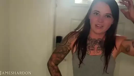 Η PAWG δέχεται σφυροκόπημα στη θεραπεία