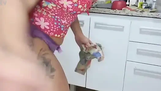 Горячая домохозяйка на кухне в трусиках