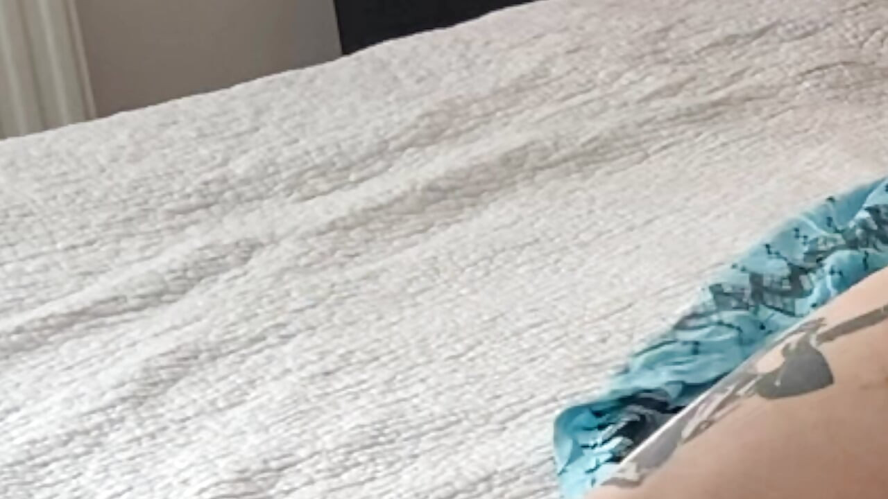 Sappige kont milf houdt van kijken naar grote zwarte lul. Britse cougar milf naast de deur speelt met harde grote zwarte lul. Interraciaal