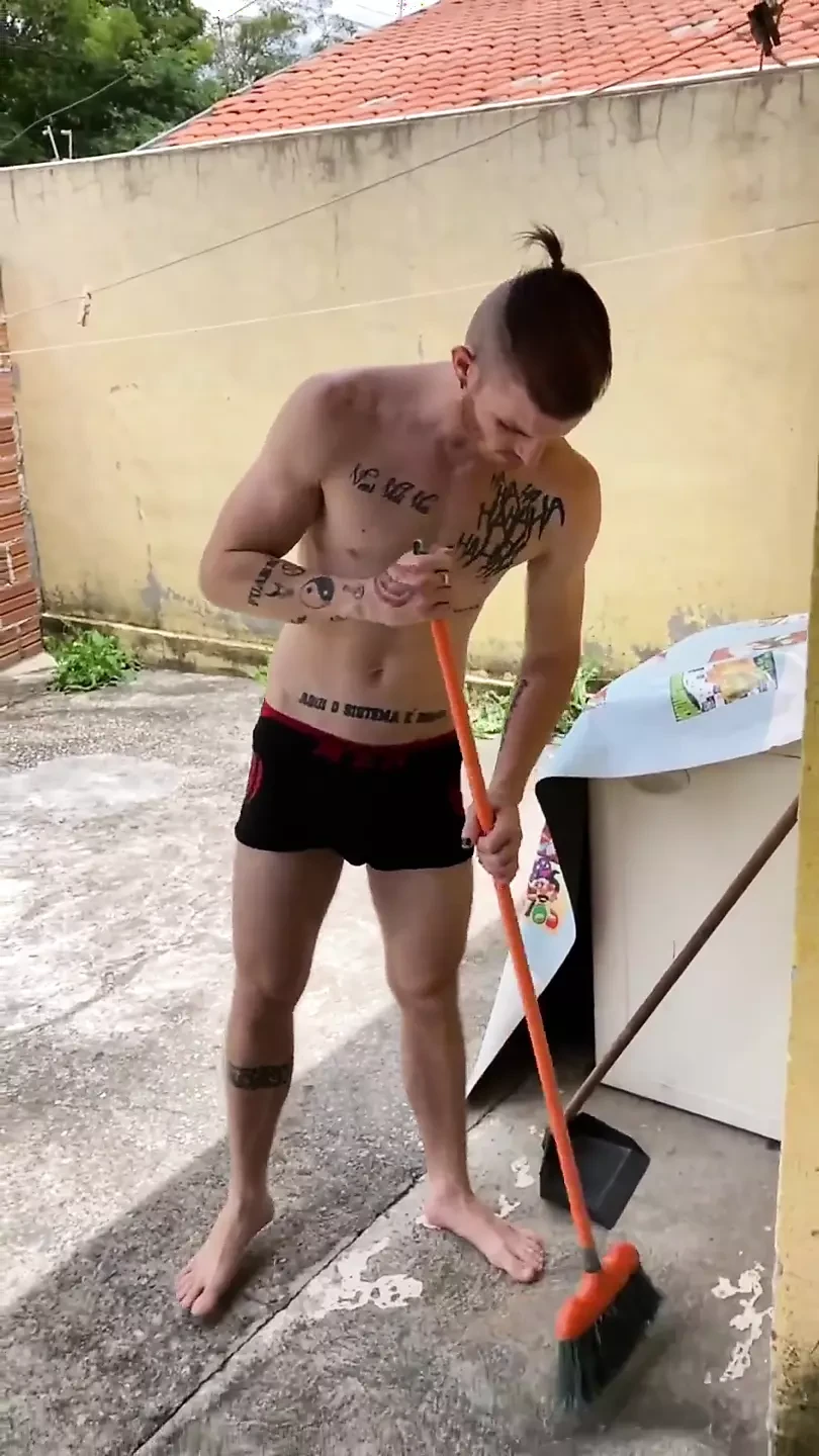 Tôi đi dọn dẹp sân, hứng tình, giật mình và đến