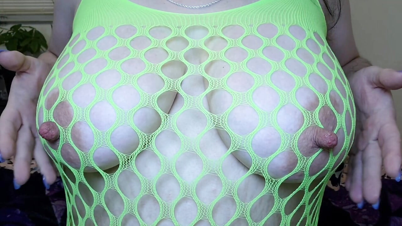 MILF fickt fleischige, sahnige, buschige muschi mit alien-dildo