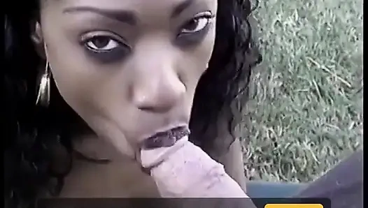 Ateşli zenci bebek soyunuyor ve sonra büyük siyah yarağı emiyor