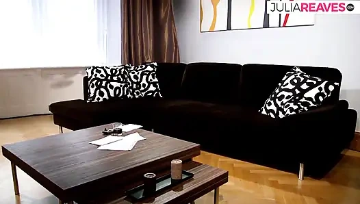 Cewek cantik menunggangi kontol monster di sofa setelah ngentot dengan jari