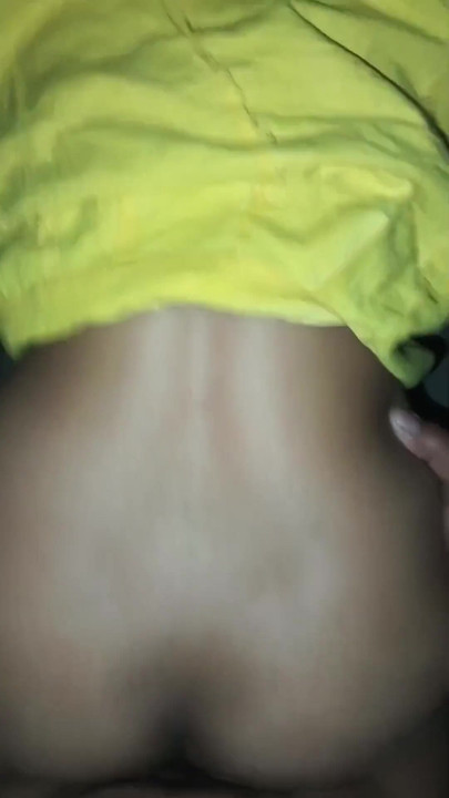 Aaj meri nightie sarka ke uppar ke chuda mujhe pieska zerżnął mojego szwagra z ręką na mojej dużej dupie, a następnie głośno przeleciał moją wielką cipkę. | Klip 2