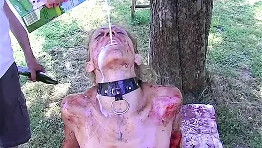 Güzel sarışın açık havada amını oynaştırıyor