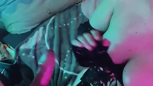 Доминантный и извращенная дрочка и минет, он кончает на сиськи своей госпожи! Камшот на большие сиськи!